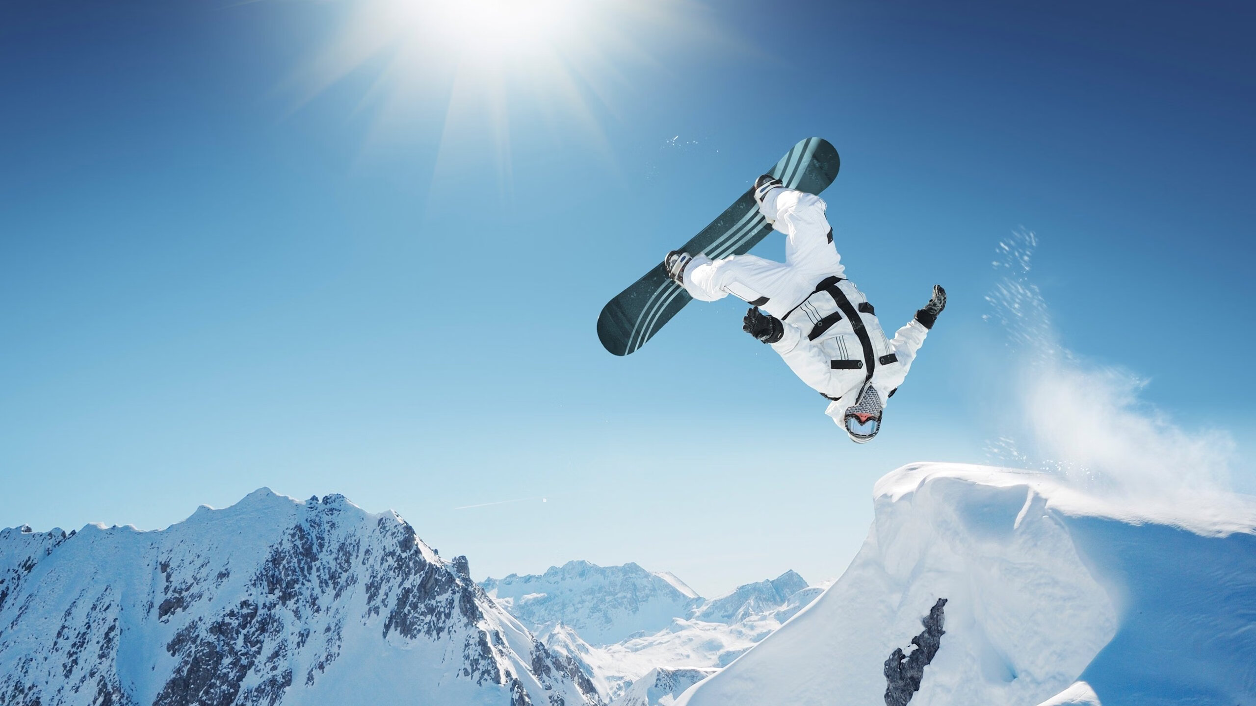 “泥泞火花：雨后赛道的疯狂对决”，雨后泥泞的路